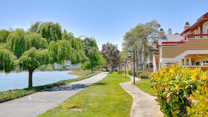 Homes in along the water in Edgewater San Mateo